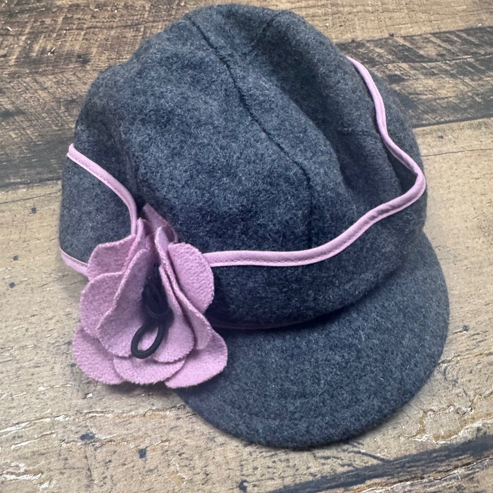 Stormy Kromer Womens Size 7 1/4‎ Wool Blend Cap Hat Pink Flower Made in USA